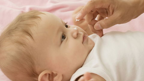 Ab wann und wie oft soll man Babys eincremen?