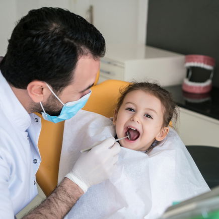 Wann müssen Kinder das erste Mal zum Zahnarzt? 