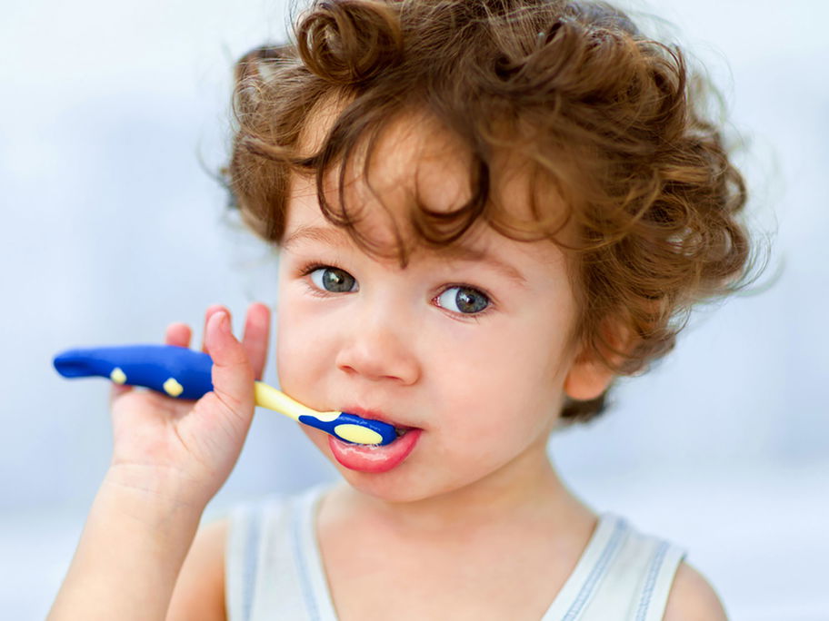 Fluorid in der Kinderzahnpasta kann bei Überdosierung die Zahngesundheit beeinträchtigen.