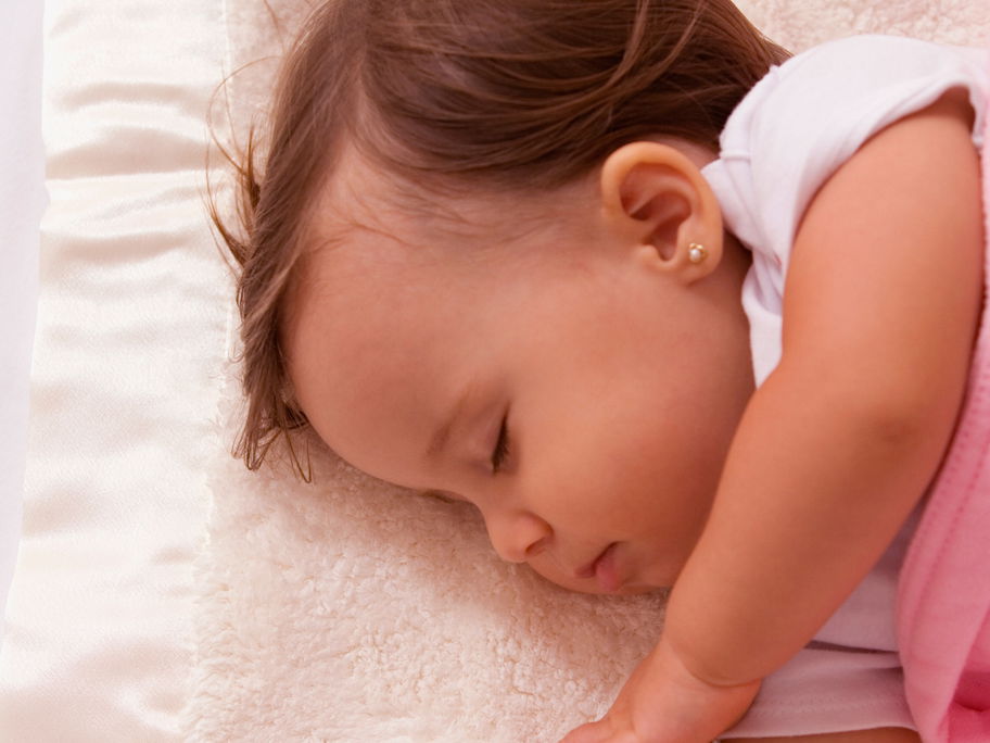 Schlafendes Baby mit Ohrring.