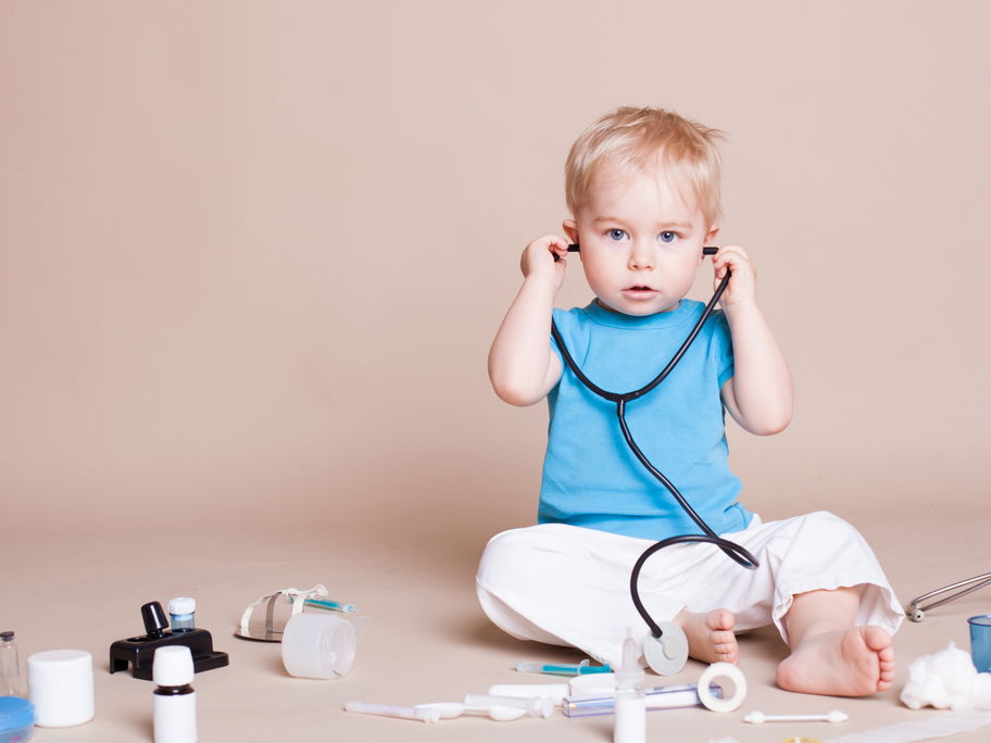 Für kleine Kinder und Babys sollte die Hausapotheke immer alle wichtigen Medikamente bereithalten.