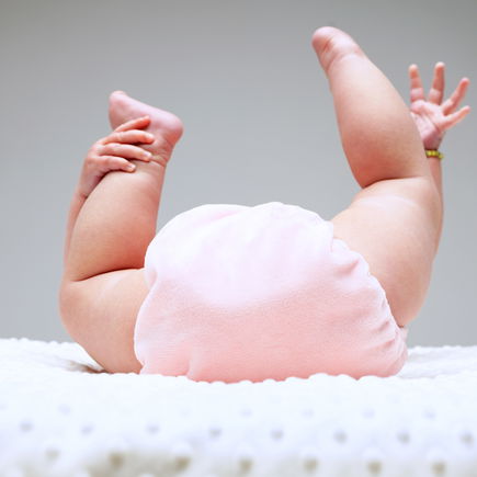 Breit wickeln: Gut für Babys Hüften