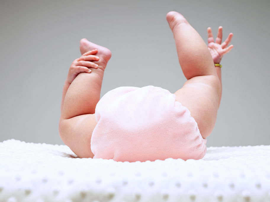 Warum "breit wickeln" sinnvoll für einige Babys sein kann, erklären wir euch im folgenden Artikel.