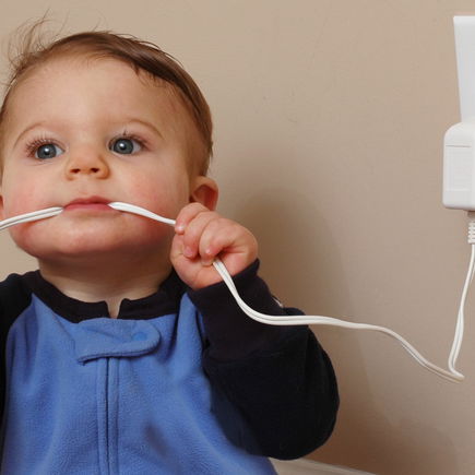 Lebensgefahr durch Speichel: Was passiert, wenn ein Baby am Ladekabel nuckelt