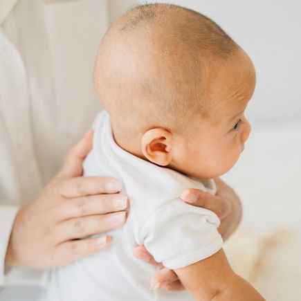 Warum Babys Schluckauf haben und was ihr tun könnt