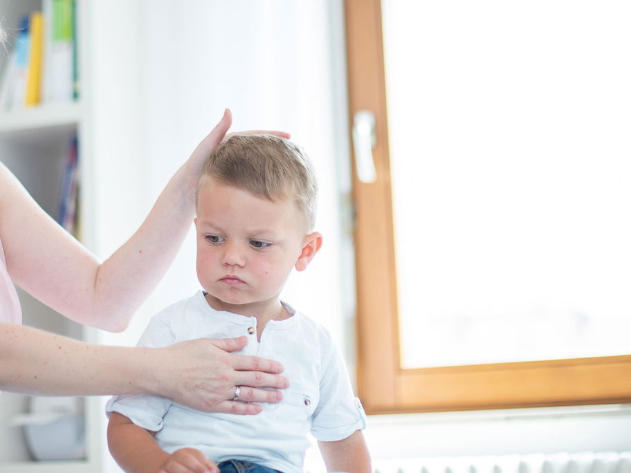 Microkinesi-Therapeutin Regina Mayer-Dangl bei der Untersuchung eines kleinen Patienten.