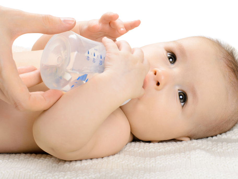 Baby mit Trinkflasche.