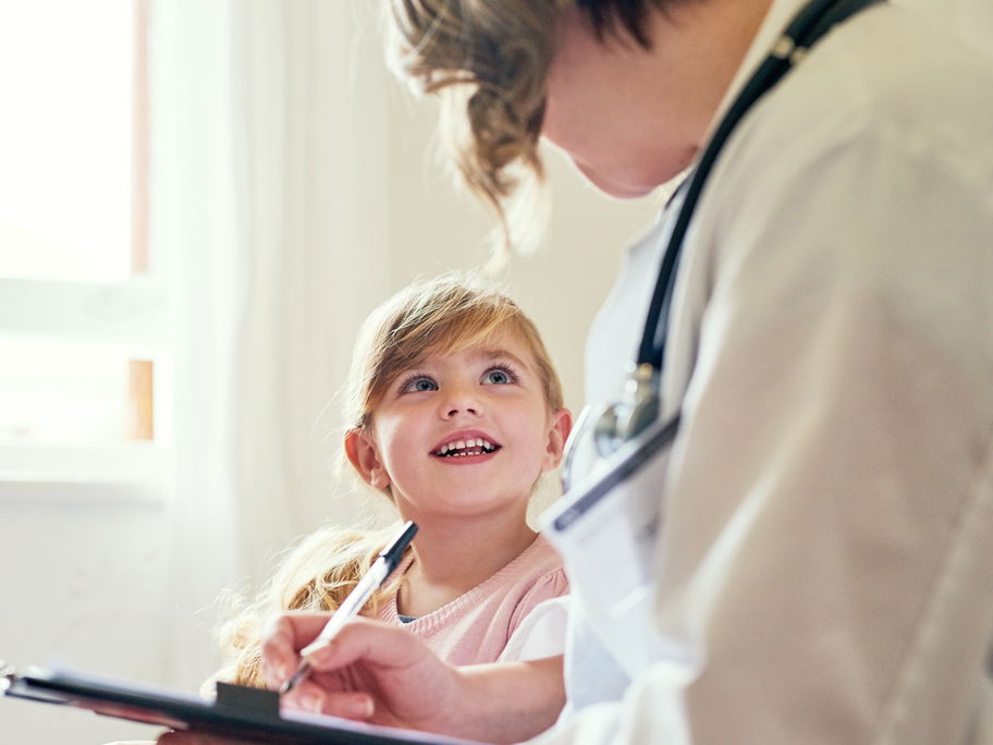 Wo euer Kind am besten krankenversichert ist, hängt von unterschiedlichen Faktoren ab.