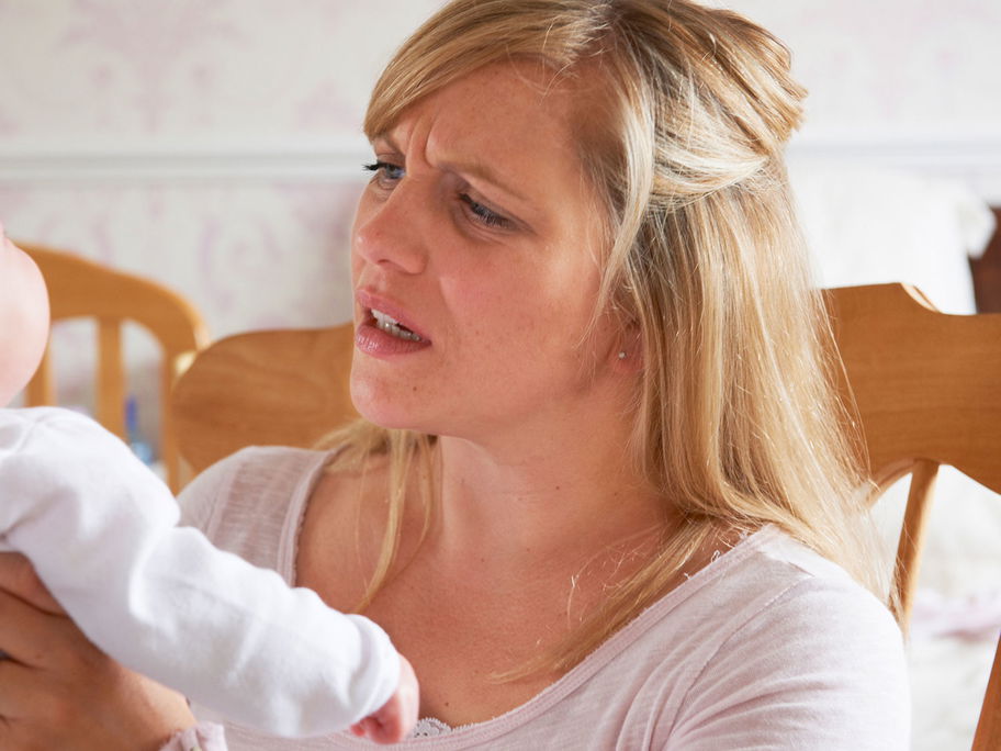 Das Schütteln des Babys kann zu einem tödlichen Schütteltrauma führen.