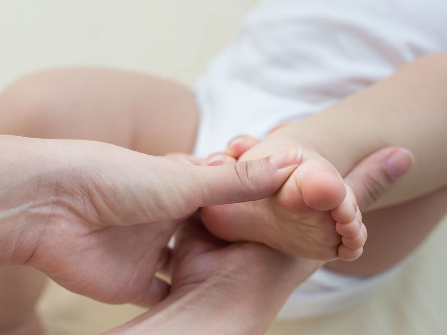 Eine (regelmäßige) sanfte Massage kann beim Sichelfuß schon helfen.