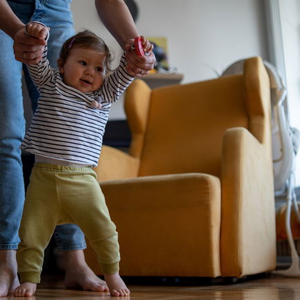 Warum euer Baby an der Hand nicht richtig laufen lernt