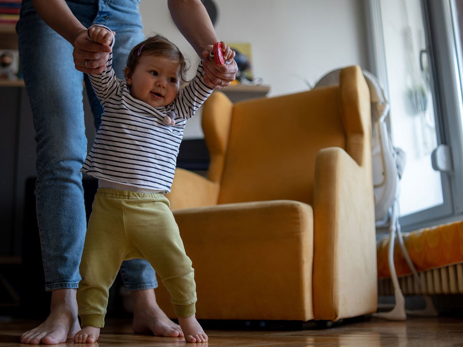 Gut gemeint, aber schlecht gemacht: So an die Hand genommen, lernen Babys nicht richtig laufen.