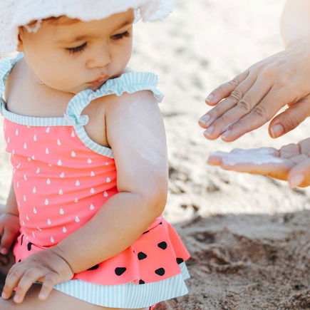 Ab wann dürfen oder sollen Babys Sonnencreme bekommen?
