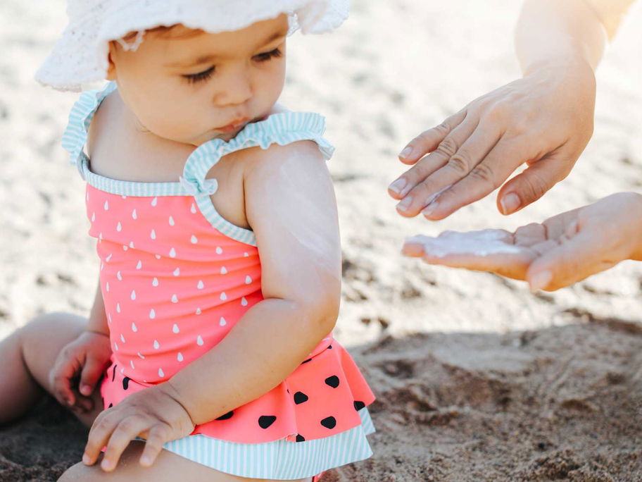 Im Strandurlaub: Brauchen Babys da schon Sonnencreme – oder reicht Schatten und UV-Kleidung?