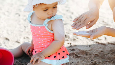 Ab wann dürfen oder sollen Babys Sonnencreme bekommen?
