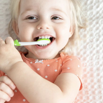 Babys und Kleinkindern richtig die Zähne putzen: Die besten Tipps