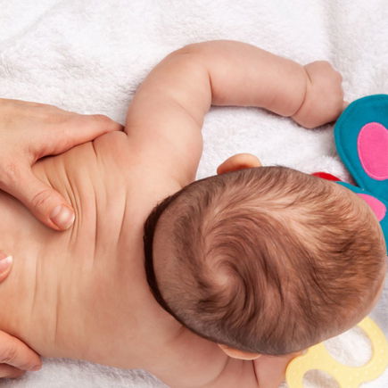 Erschreckend: Chiropraktik-Fans lassen bei Babys die Knochen knacken