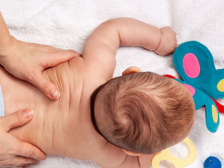 Durch eine chiropraktische Behandlung sollen Blockaden im Bewegunsapparat gelöst werden – auch schon bei Babys.