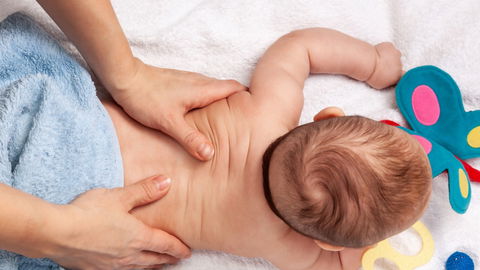 Erschreckend: Chiropraktik-Fans lassen bei Babys die Knochen knacken