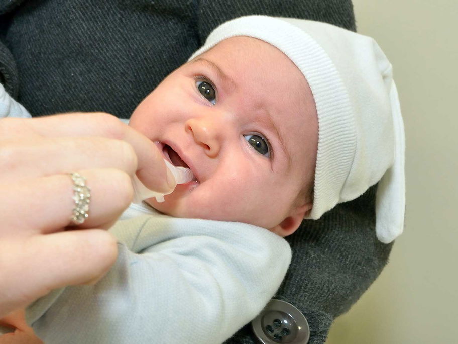 Eine Rotaviren-Impfung kann Babys vor schweren Durchfällen schützen.