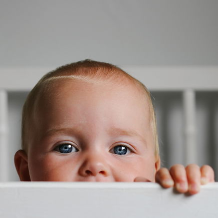 Hoffnung auf Ausschlafen? Warum es nichts bringt, das Baby später ins Bett zu bringen