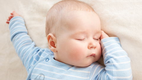 Können Babys im Dunkeln besser schlafen?
