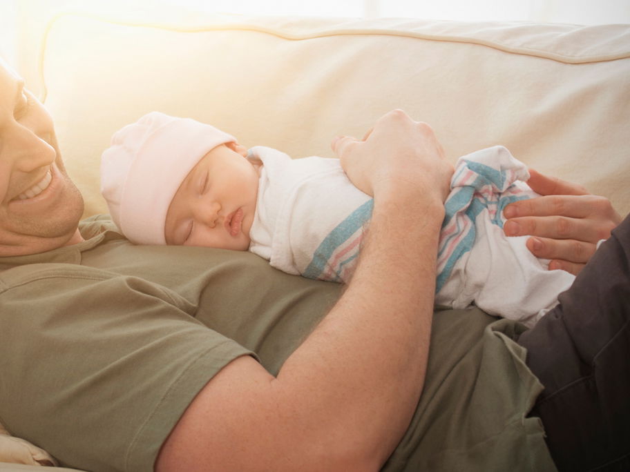 Für den Einstieg das Baby in der Liegeposition in den Arm nehmen und es in den Schlaf summen.