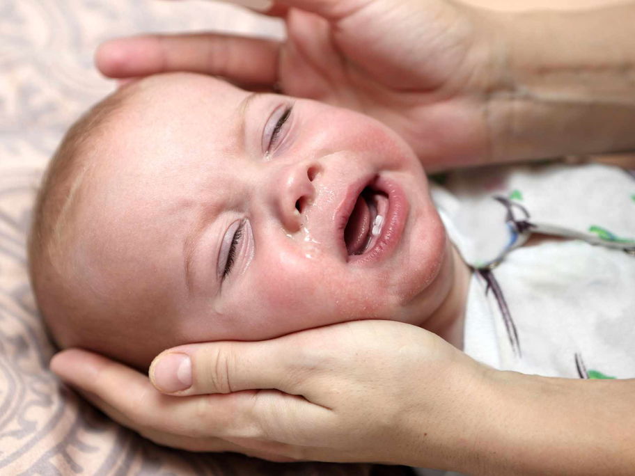 Bei Schnupfen fällt es vielen Babys schwer, in den Schlaf zu finden.