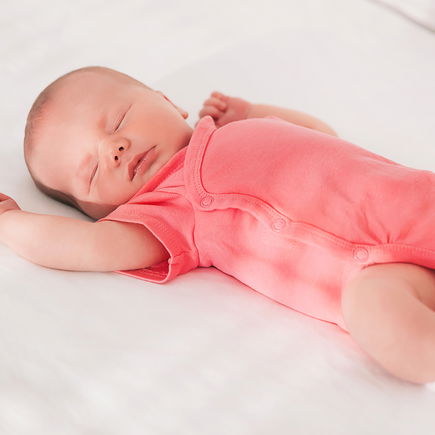 So schläft euer Baby auch im Sommer gut und sicher 