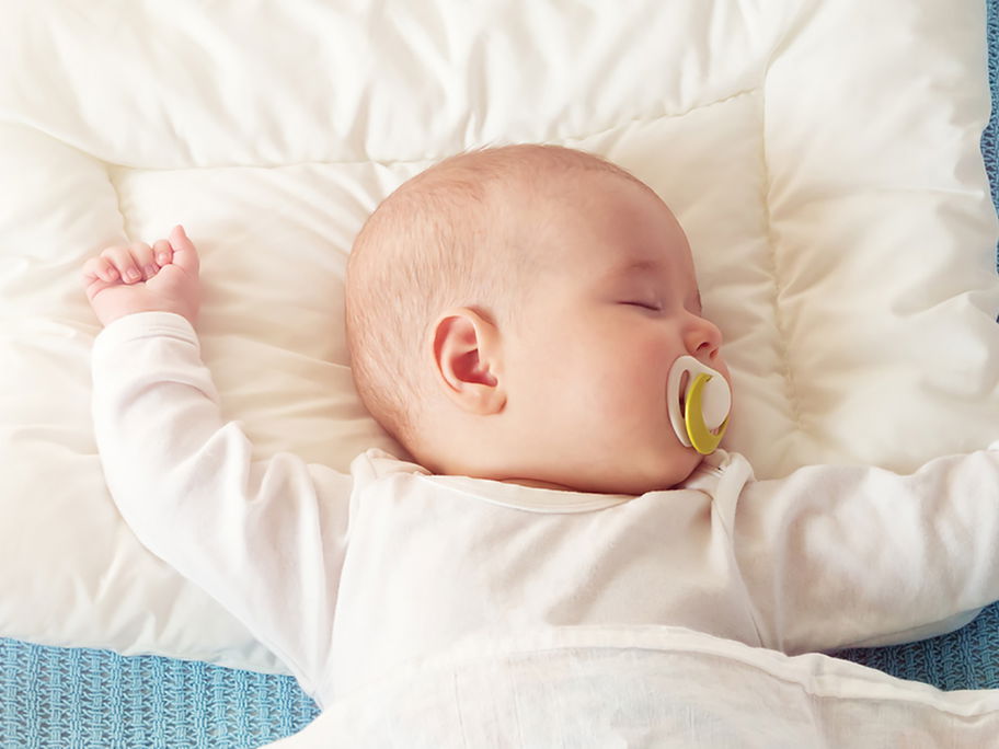 Hat euer Baby Probleme beim Durchschlafen, kann ein Schlafprotokoll helfen.