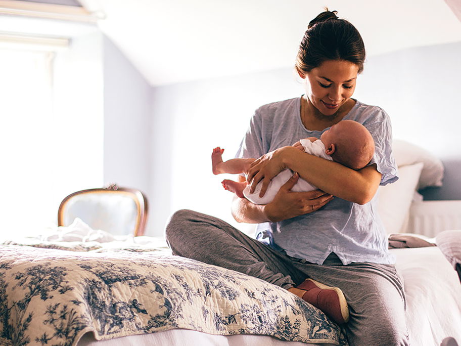 Wenn das Baby nur an der Brust einschläft, sind die Abende und Nächte für die Mama meistens sehr anstrengend.