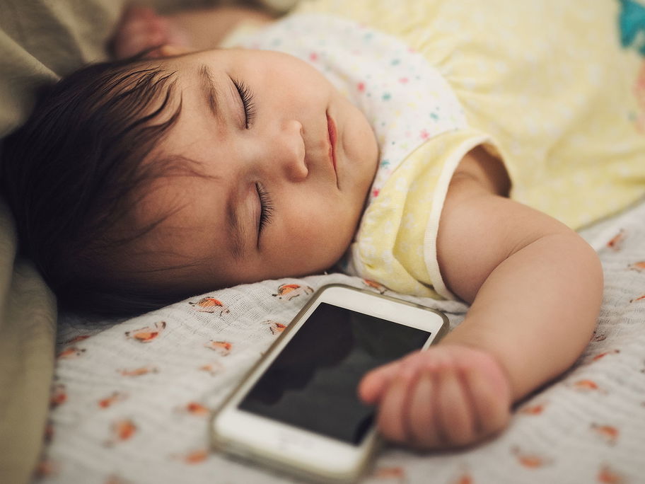 Weißes Rauschen beruhigt Babys und hilft ihnen dabei, in den Schlaf zu finden.