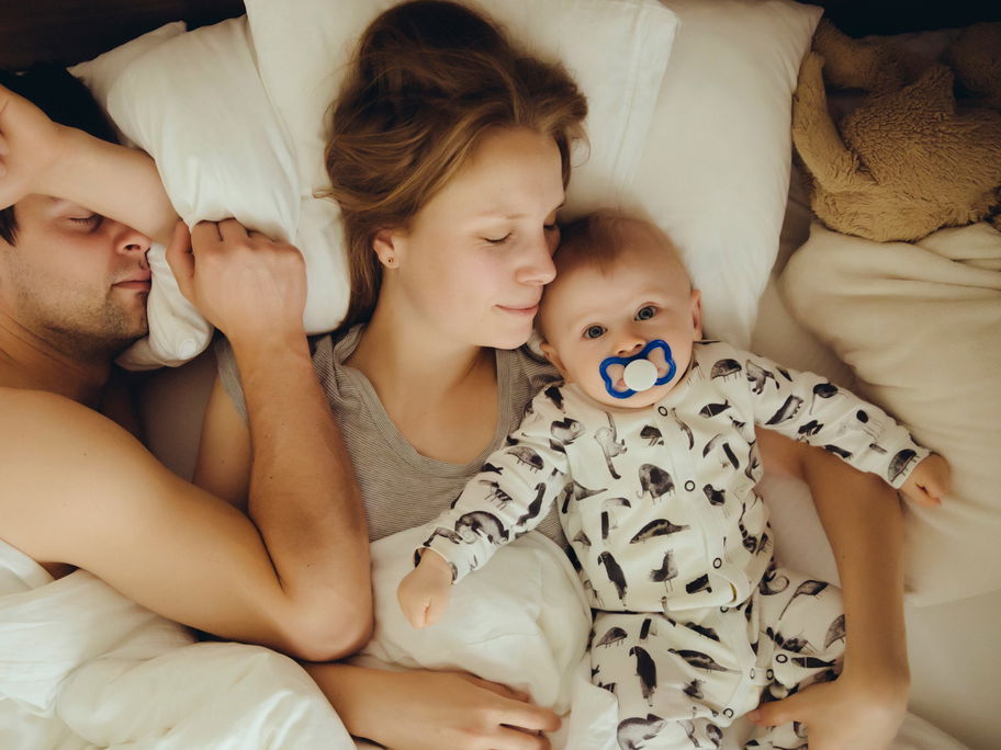 Schlafmangel durchs Baby kann ganz schön zehren. Ein Schlafcoaching kann hier helfen.