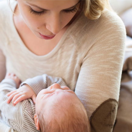 Mein Baby schläft nur auf dem Arm ein