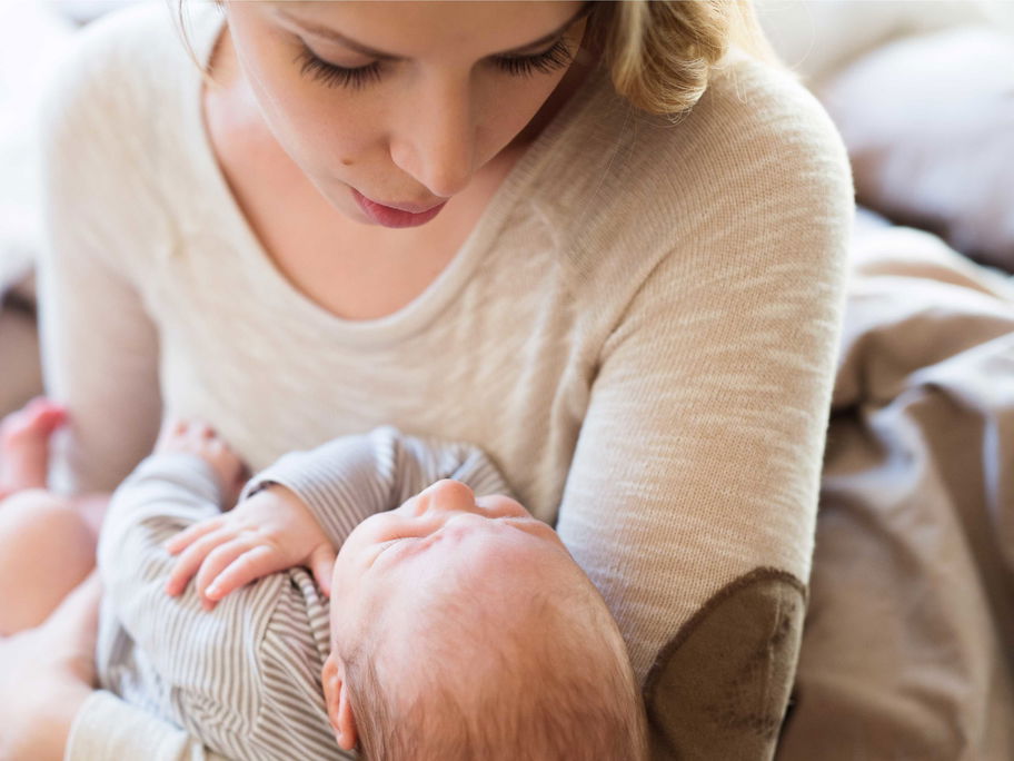 Dieses Problem kennen sicherlich viele Eltern: Das Baby will nur auf dem Arm einschlafen.