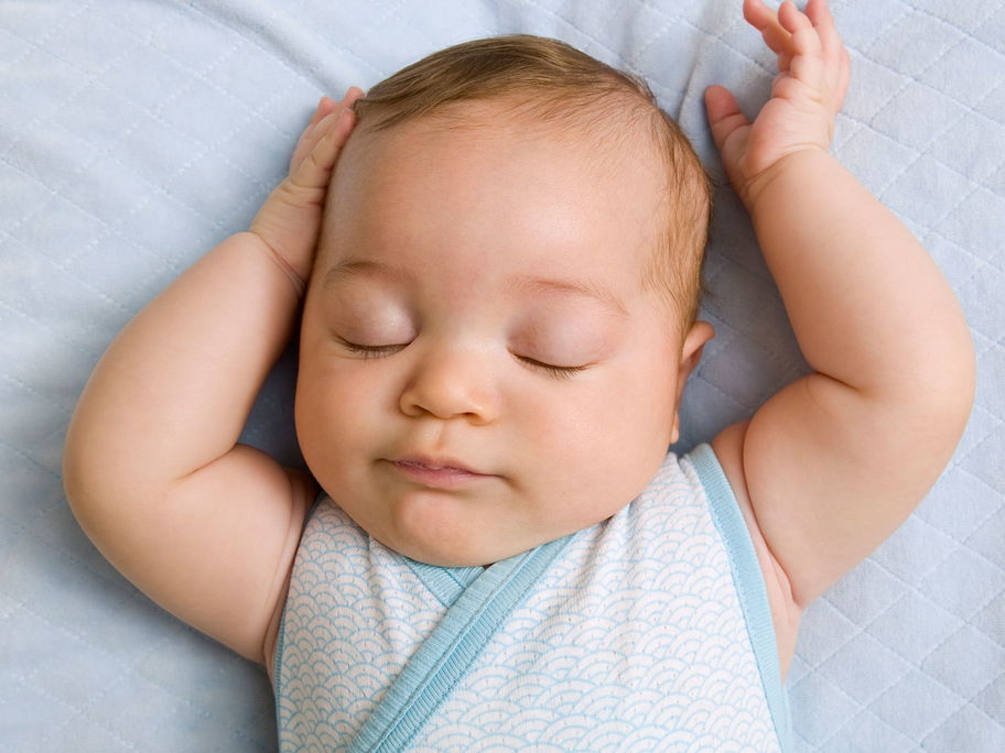 Baby nachts anziehen – aber richtig! Nicht zu warm und nicht zu kalt sollte die Kleindung sein.