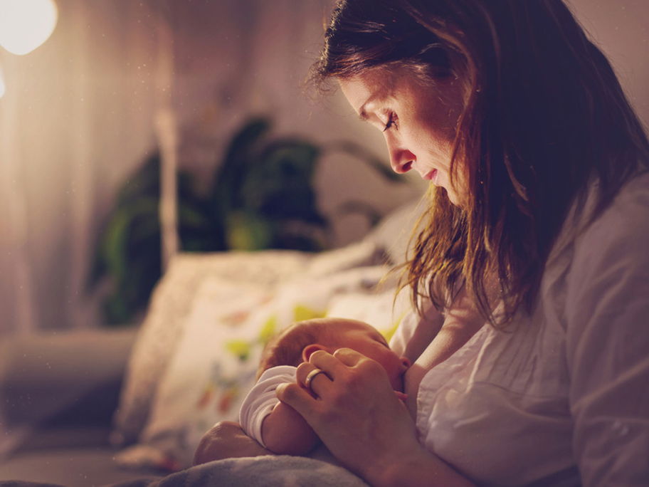 "Dreamfeeding": Das halbschlafende Baby zu stillen soll ein Geheimtipp für geruhsame Nächte sein.