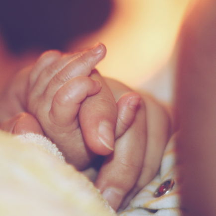 Schlafberaterin verrät: "So bringe ich meine eigenen Kinder abends ins Bett"