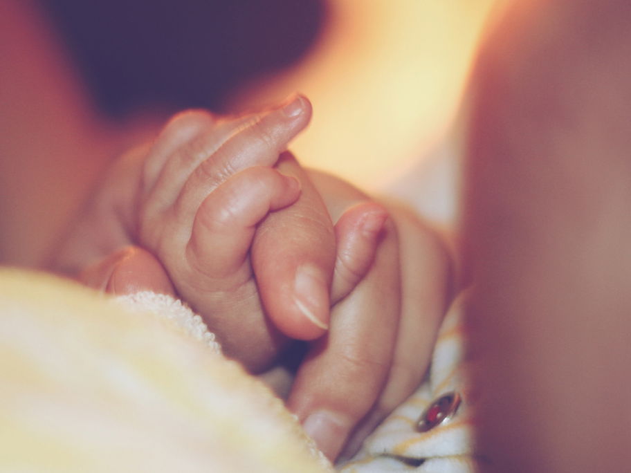 Ungünstige Einschlafhilfe: Manche Babys und Kinder können nur noch mit der Hand einschlafen.