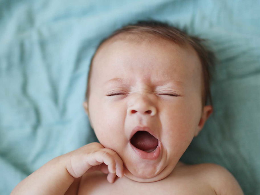 Ein Baby muss sich einen regelmäßigen Schlafrhythmus erst aneignen.