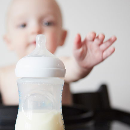 Die richtige Babymilch fürs Fläschchen