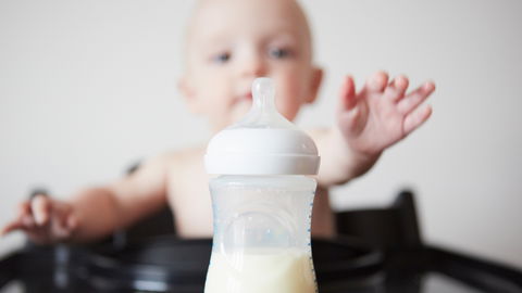 Die richtige Babymilch fürs Fläschchen