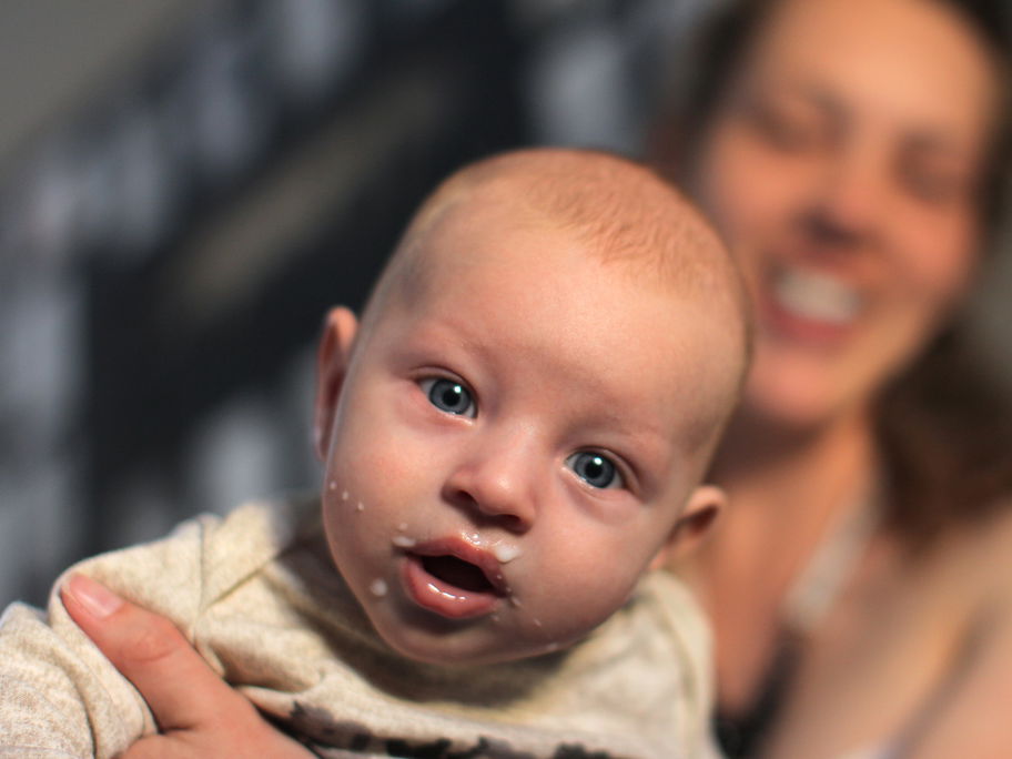 Muttermilch ist gut – und schmeckt offensichtlich lecker.
