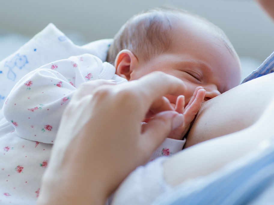 In der Stillzeit ist das Baby auf die mütterliche Jodversorgung angewiesen.