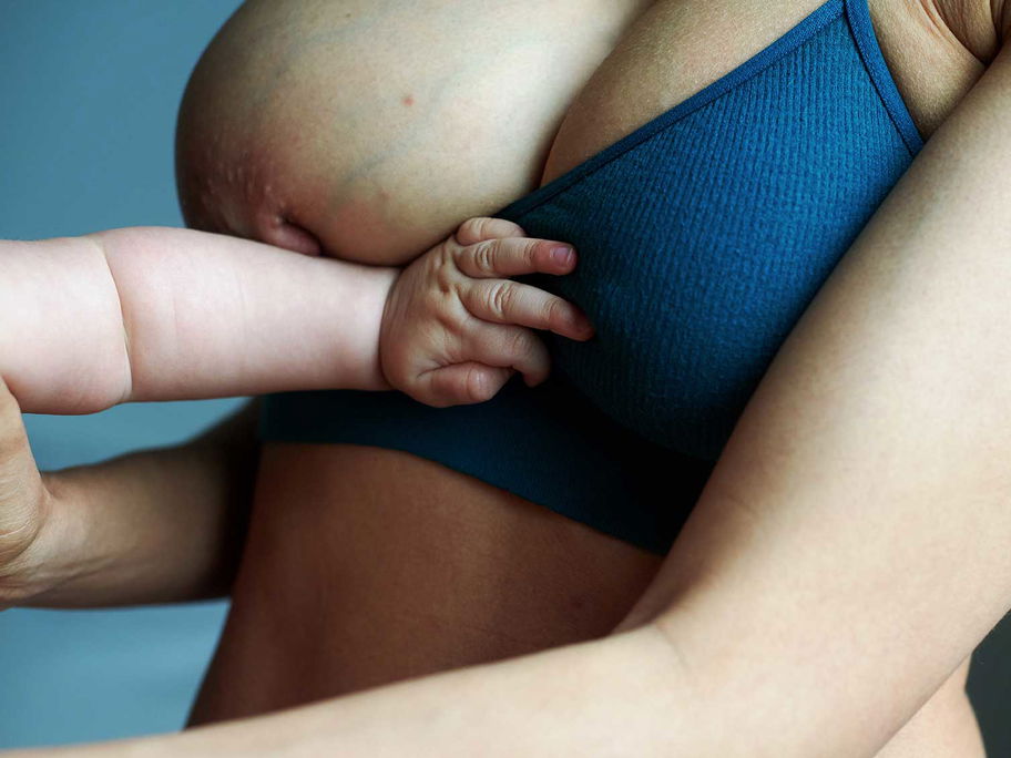 Babyarm an Mutterbrust