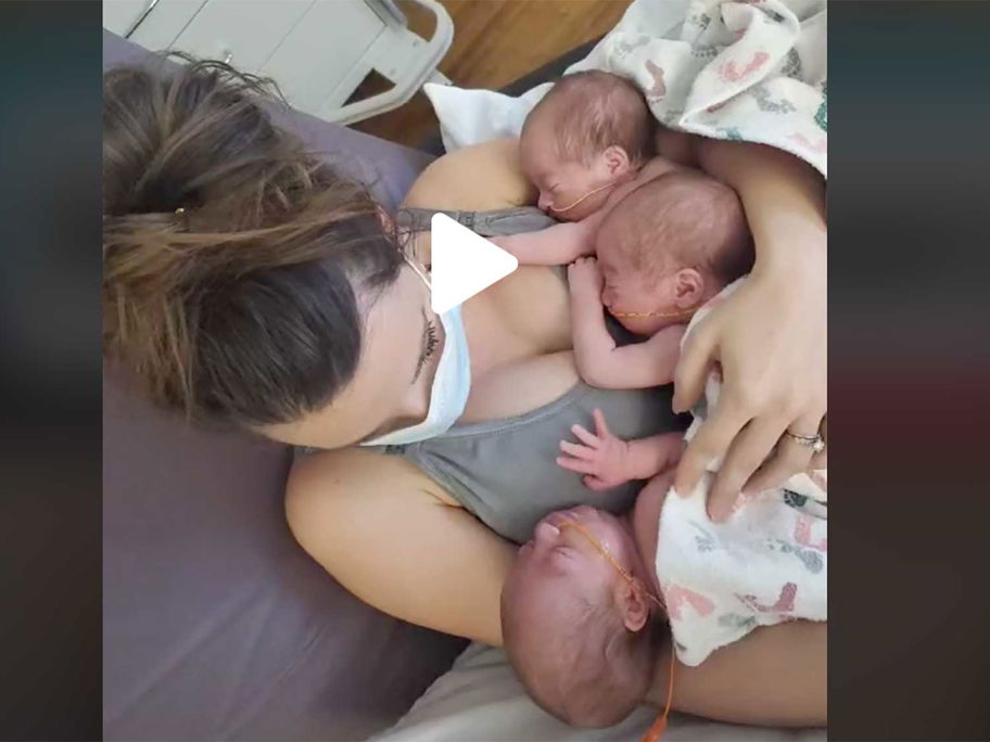 Drei Babys stillen? Nichts ist unmöglich, zeigt uns diese starke Drillingsmama.