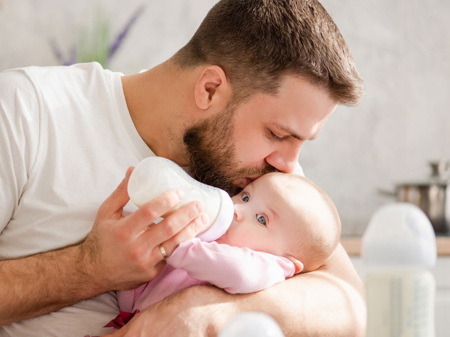 Beim Zubereiten des Babyfläschchens gibt es einiges zu beachten. Aber keine Sorge: Das wird schnell zur Routine.