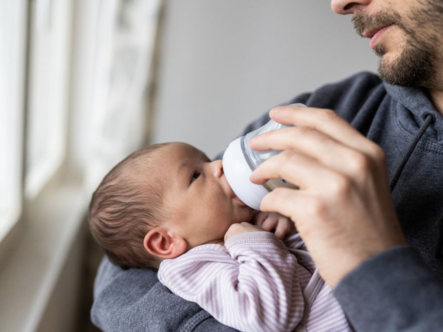 Babymilch kann auch der Papa füttern. Einige Anfangsmilchen überzeugen im Test.