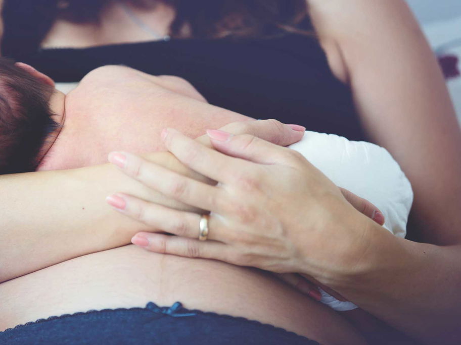 Die Figur verändert sich im Laufe einer Schwangerschaft – völlig normal! Aber: Ist eine Diät für stillende Mütter okay?