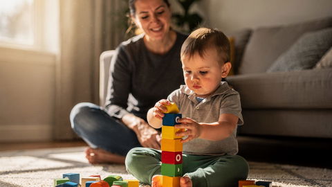 Nähe oder Selbstständigkeit? Warum euer Kind beides für eine sichere Bindung braucht